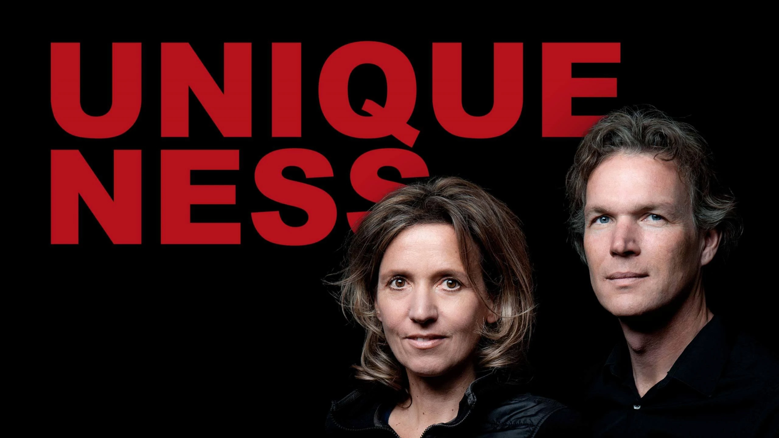 Markus Mayer und Brigitte Steinbach, Gründer von Steinbach Bikes, vor dem Schriftzug Uniqueness